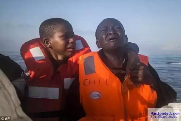 Photos Of Two Nigerian Children Crying After Their Mother Died In The Mediterranean On Their Way To Europe